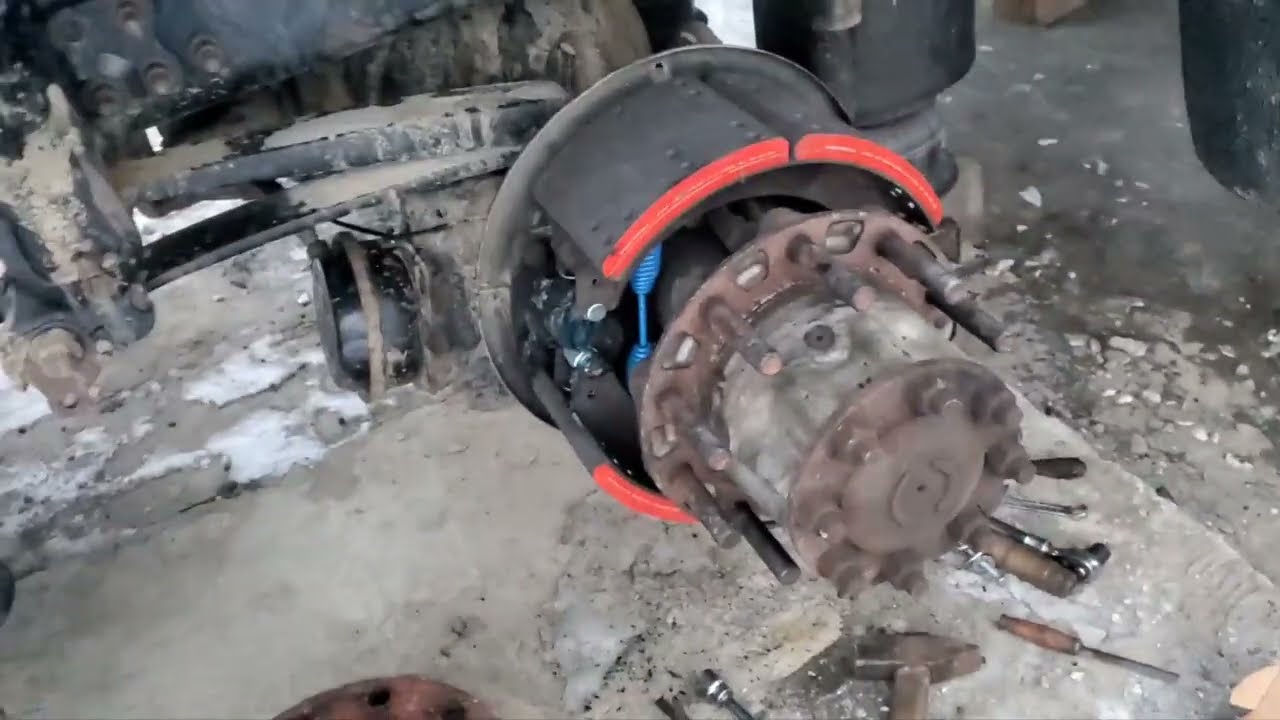 Замена задних накладок и амортизаторов на Volvo VNL 780.