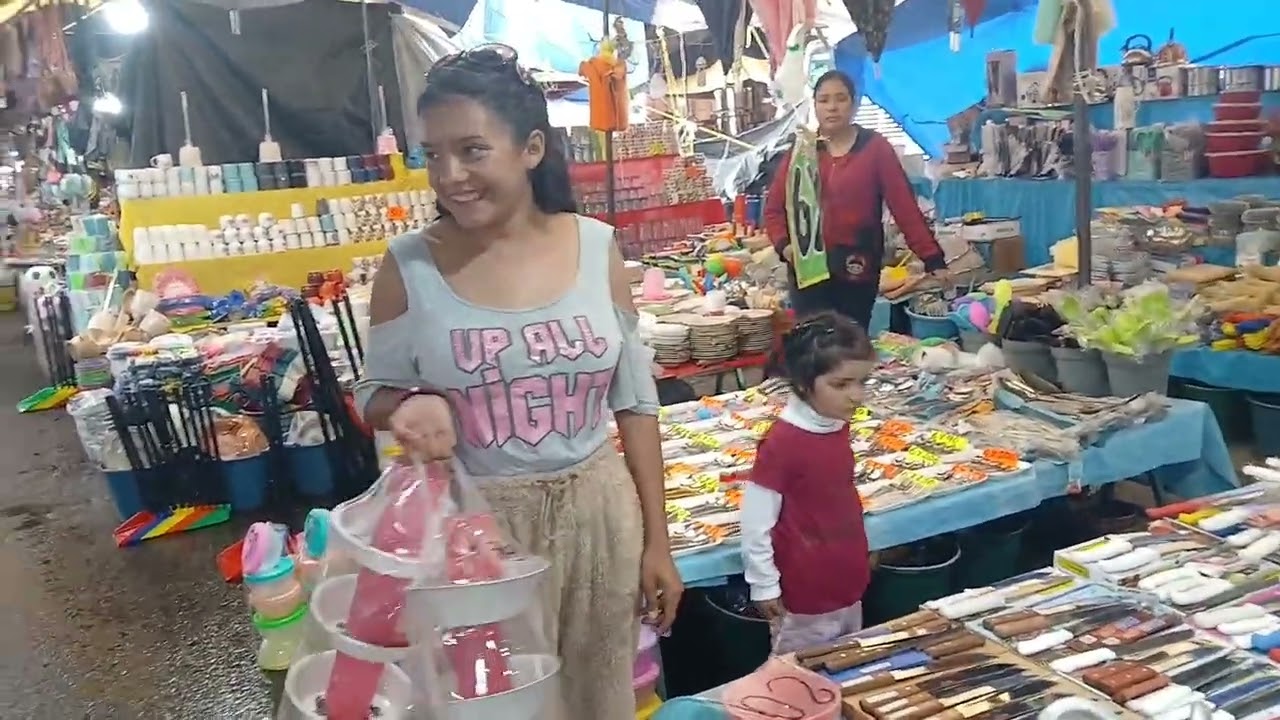 Aquí una linda parte comprando trastes