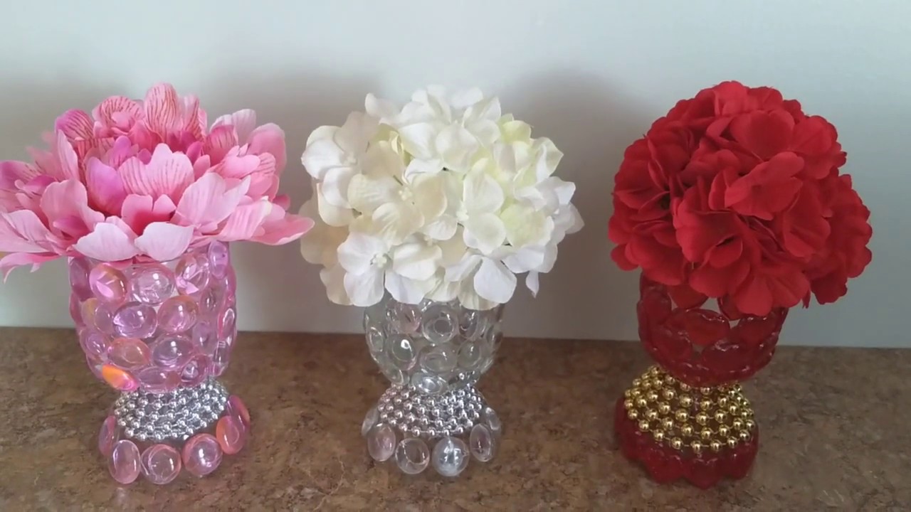 DIY Centro de mesa con botellas recicladas de plastico y vasos de vidrio.Bonito y facil de hacer.