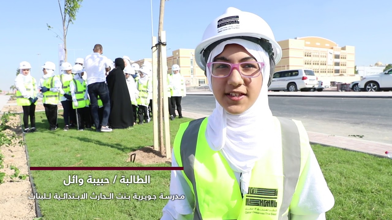 طالبات مدرسة جويرية بنت الحارث الابتدائية للبنات يزرعون الأشجار مع 