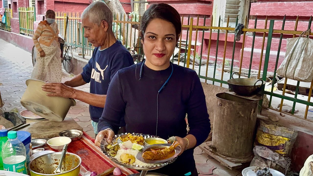 Hardworking Nandini DIDI Selling Pure Bengali Lunch Thali with Her Family | Street Food India