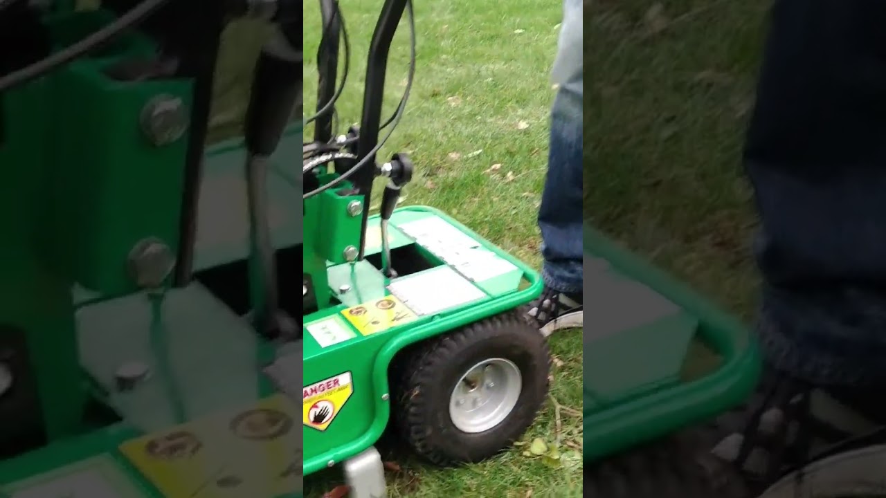 Alten Rasen abtragen mit der Rasensch&auml;lmaschine Active AC390 - kolde-gartentechnik.de