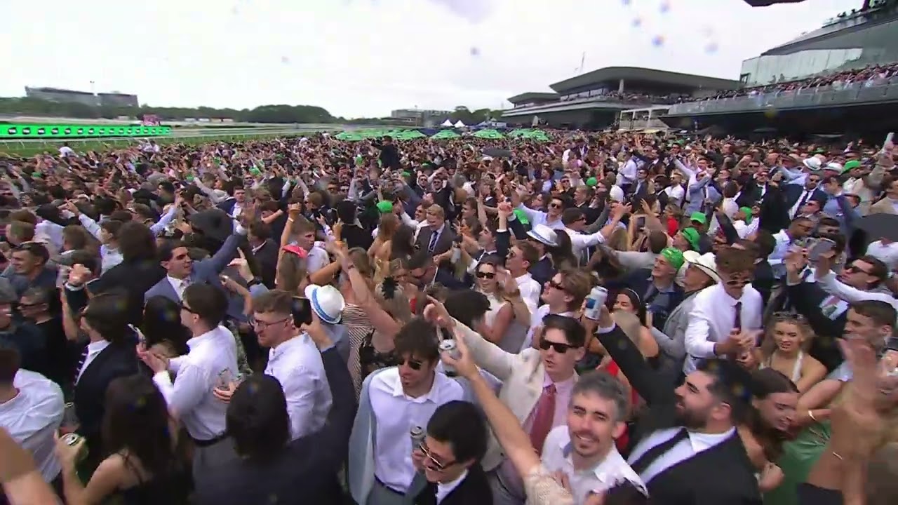 THE CROWD BELTS OUT SWEET CAROLINE | THE TAB EVEREST