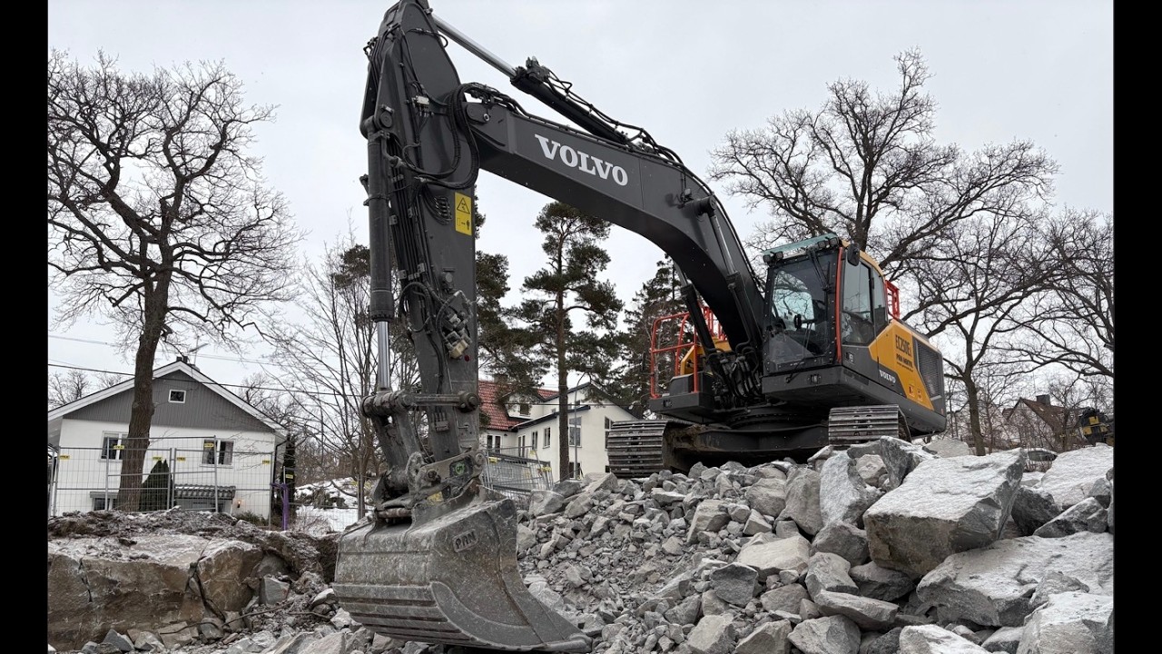 Excavator Loading trucks