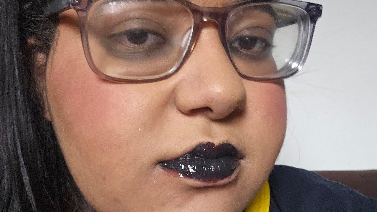 Tentei fazer maquiagem gótica 