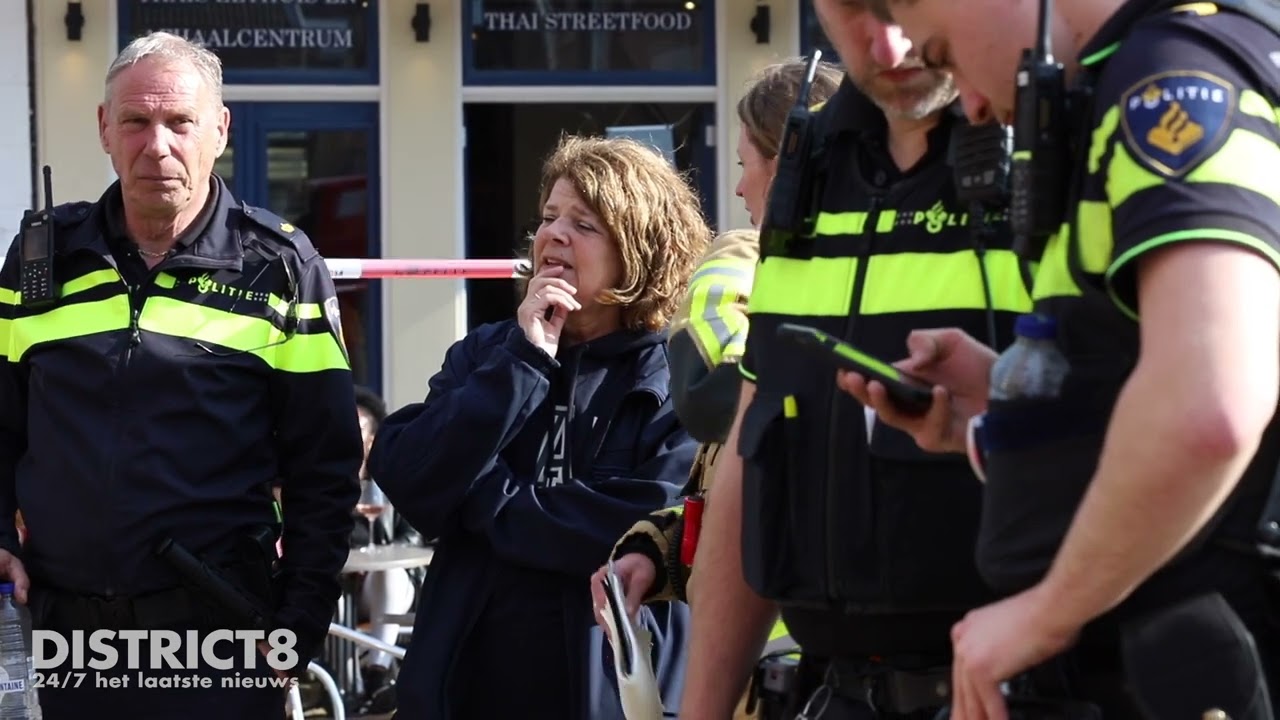 Hulpdiensten druk met reanimatie boven in toren Nieuwe Kerk Markt Delft