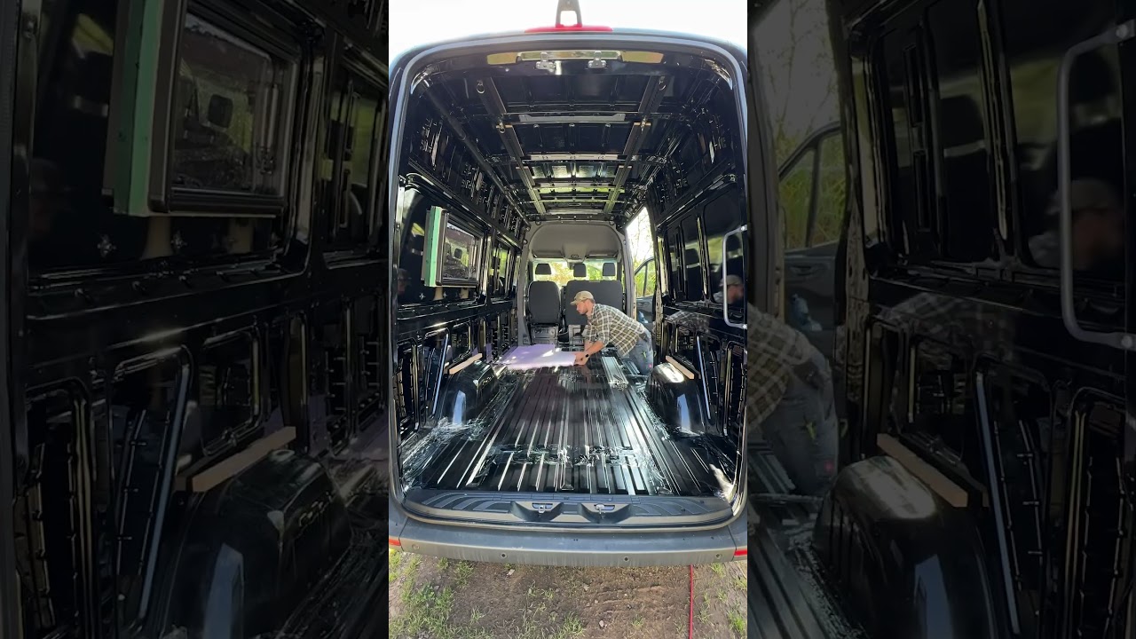 Campervan Boden D&auml;mmung im Sprinter - DIY Umbau #campervan #sprintervanconversion #shorts