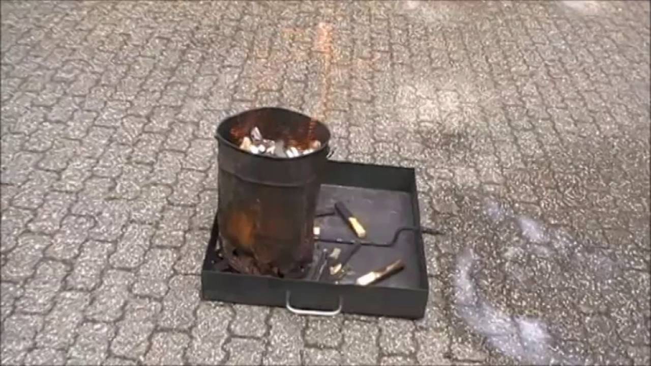 Instructie Brand - 2. Brand in dichte prullenbak blussen met een schuimblusser