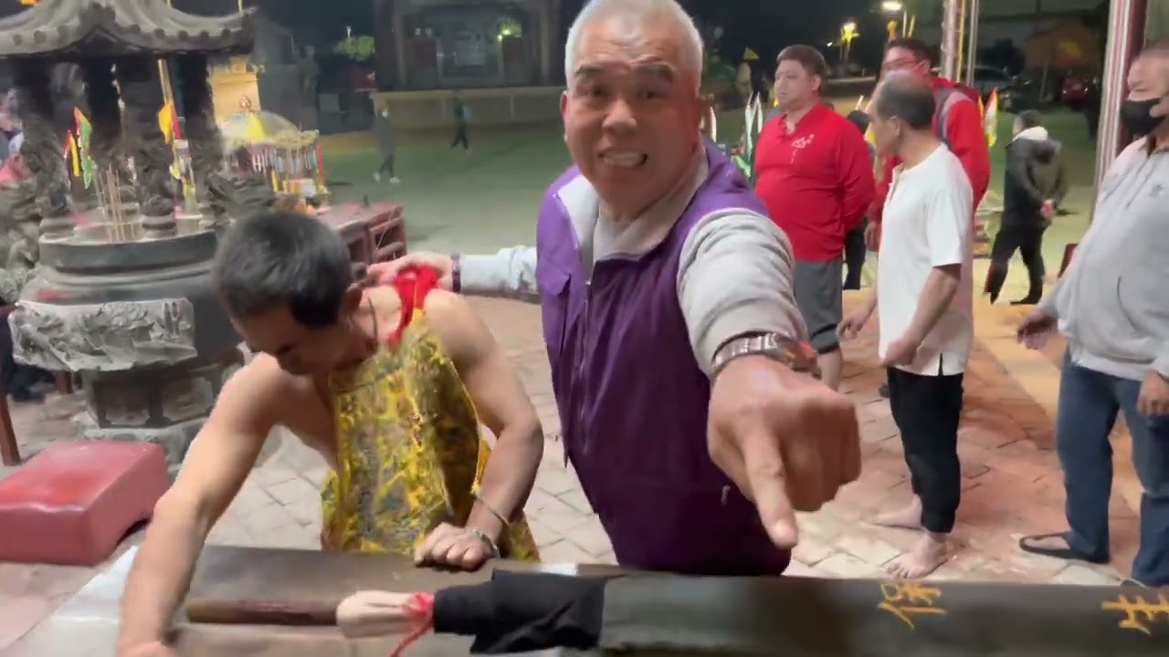 金門瓊林保護廟傳統採乩儀式一 | 扛攆採乩