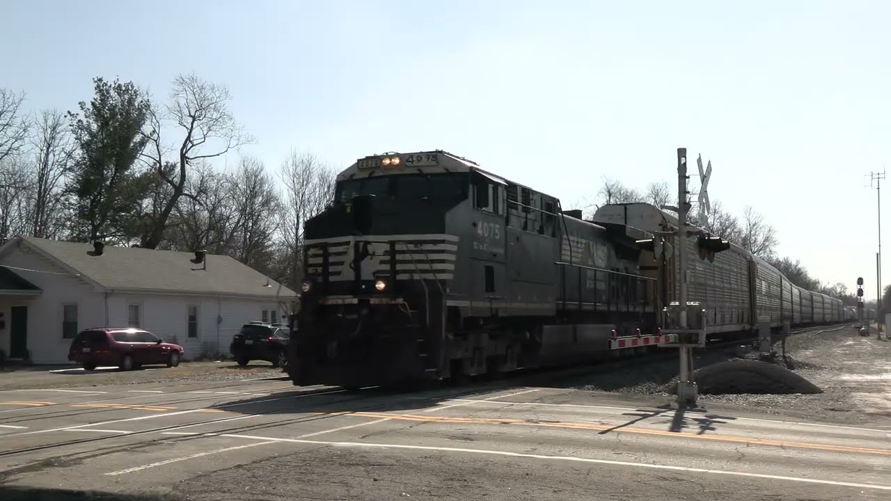 NORFOLK SOUTHERN GE AC44C6M Northbound Manifest Mix Freight