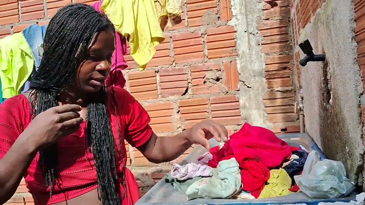 Edineide lavando roupas no tanquinho usando sabão de barra
