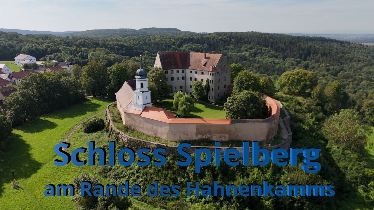 Schloss oder auch Burg Spielberg am Rande des Hahnenkamms