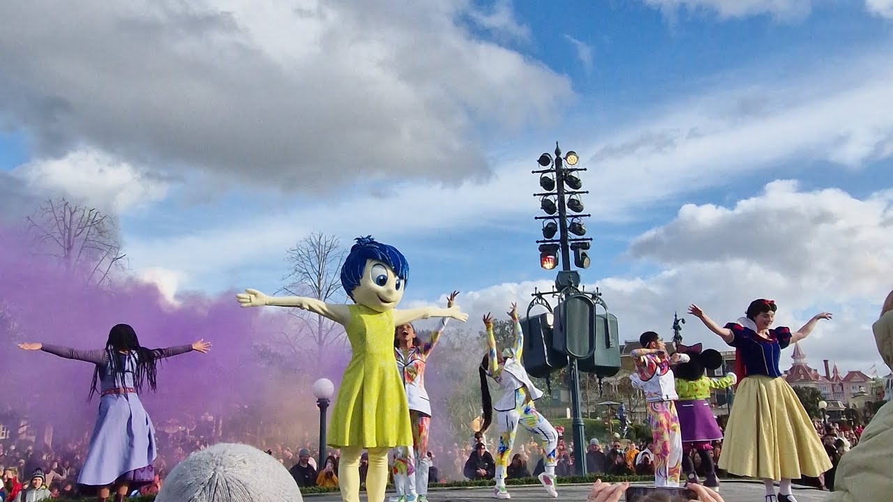 Day 2 of our Disneyland Paris trip and the first show of A Million Splashes Of Colour 2026 ✨️