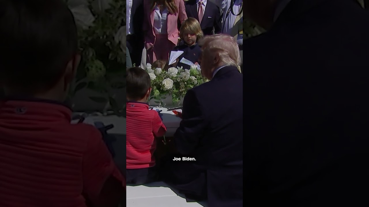 Трамп расхваливал детям ценность подписи на пасхальном катании яиц.
