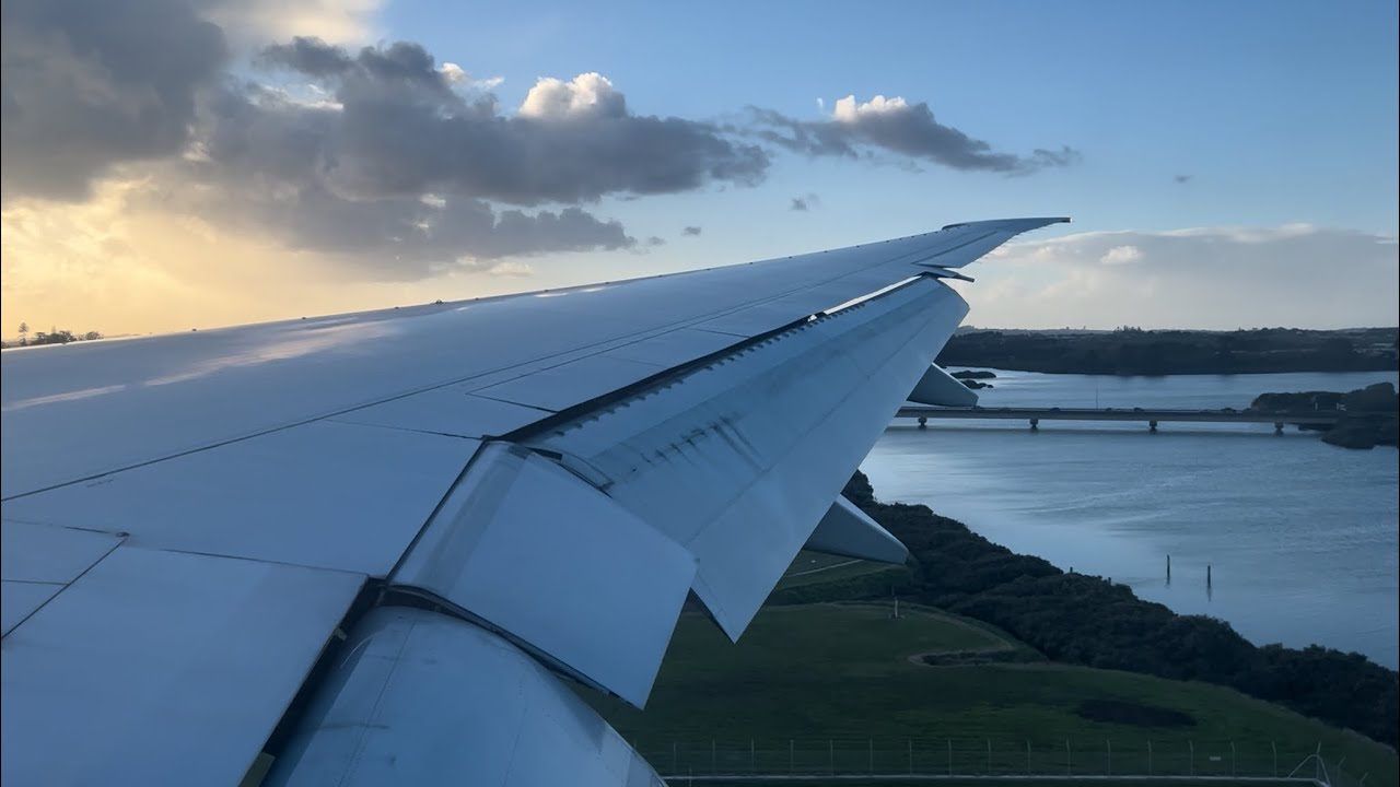 Air New Zealand Boeing 777-300ER Landing into Auckland (AKL)