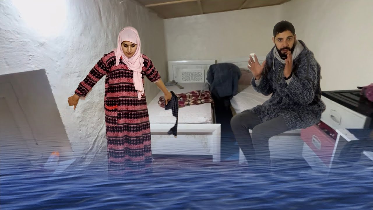 كارثة في منتصف الليل.. شاهد كيف غمرت الأمطار غرف نوم الأطفال