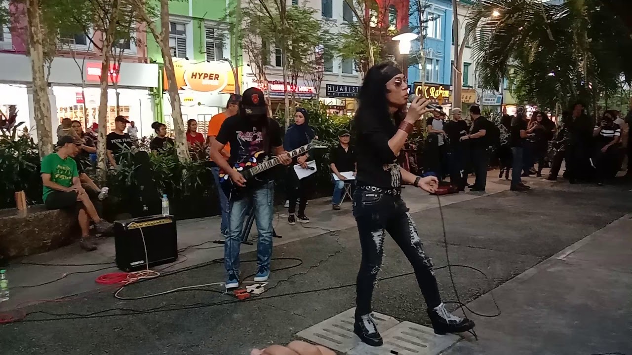 Bloodshed menggegarkan Sogo dengan lagu berhantu Sri Kandi Cintaku.