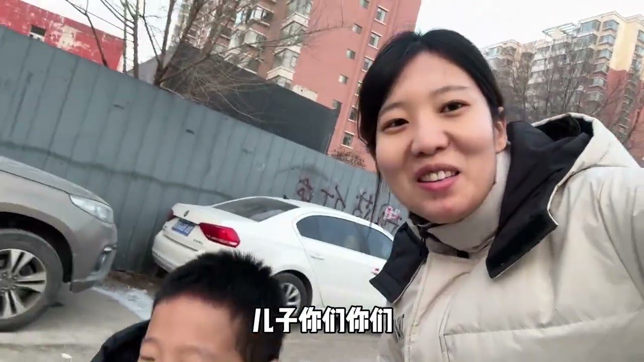 老公6岁的妹妹盛装打扮，去幼儿园接5岁儿子放学，老师都看呆了