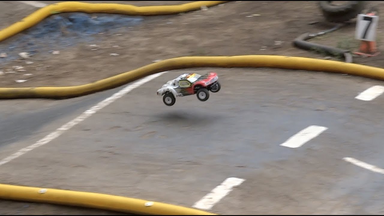 Гонки на грузовиках 4x4 Short Course на трассе Otterville Raceway (Адам Росс против Робби Куика) ...