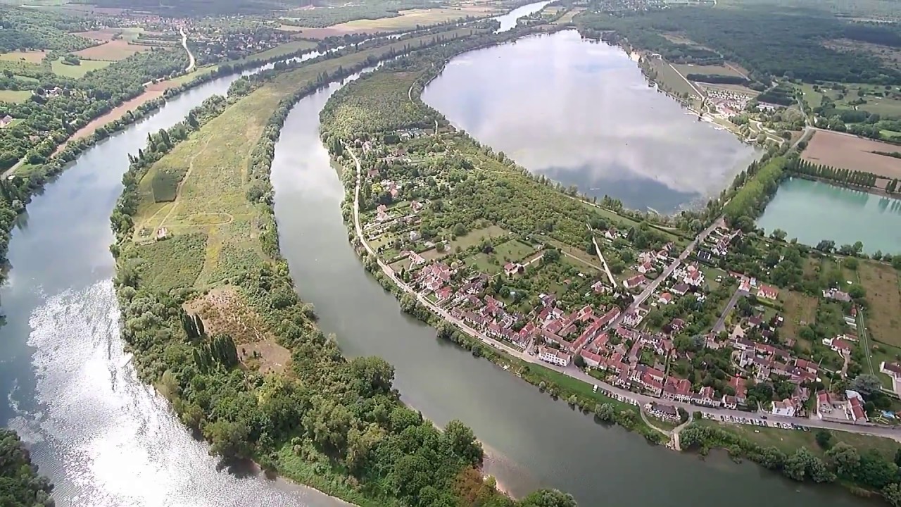 Vetheuil bords de seine et village avec l'église Notre-Dame (en drone)