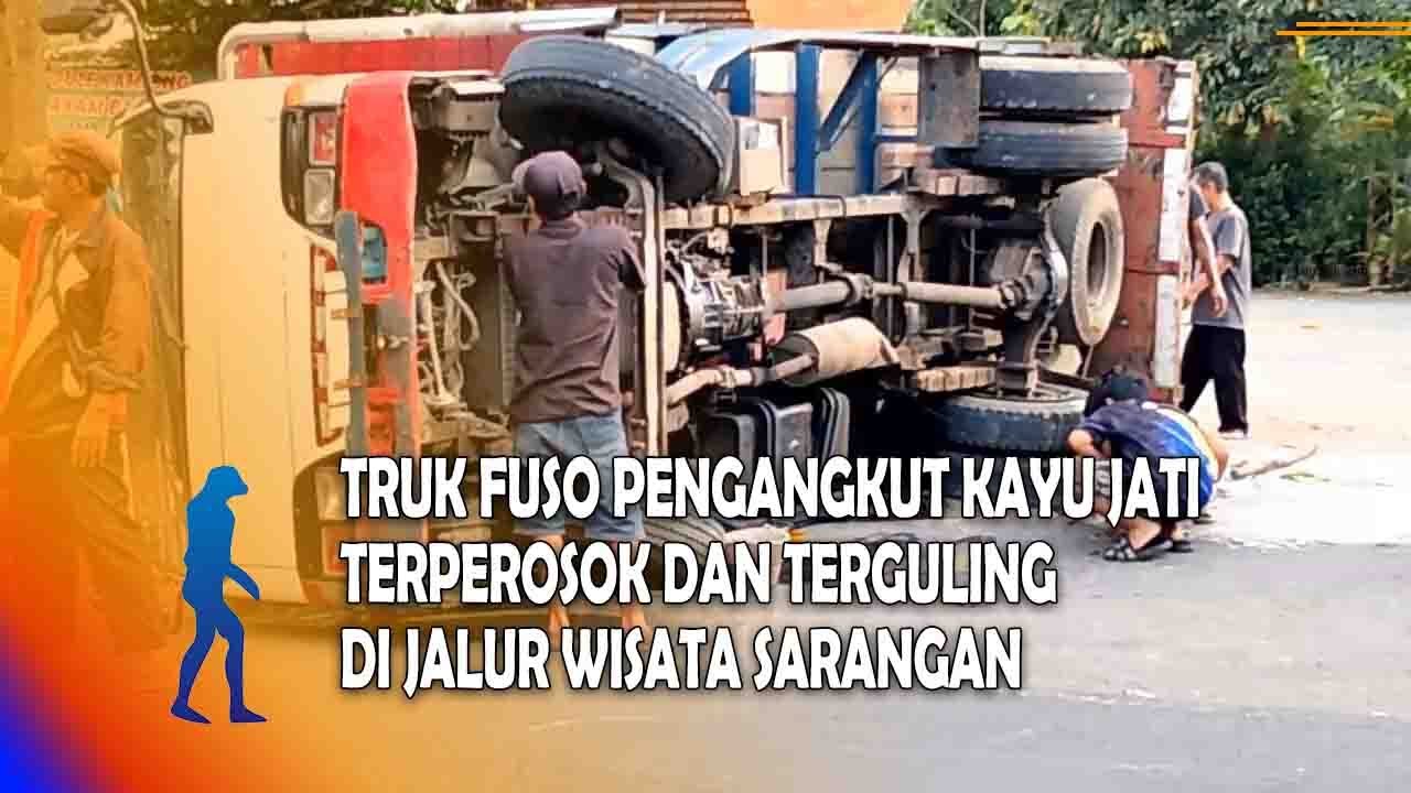 MAGETAN Truk Fuso Pengangkut Kayu Jati Terperosok Dan Terguling Di Jalur Wisata Sarangan