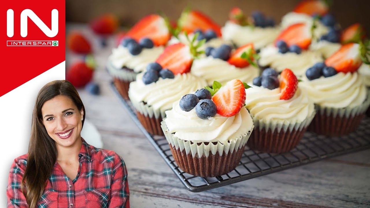 Sallys Cupcakes mit Erdbeerkern und Früchten