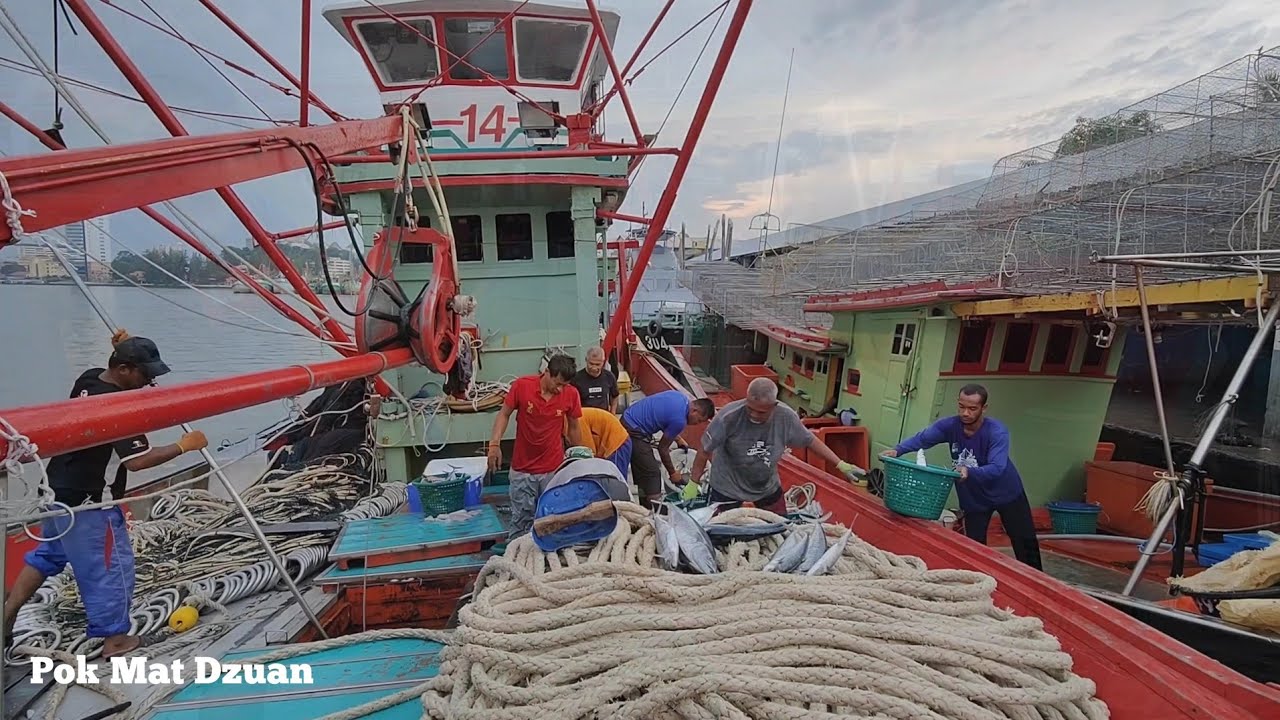 jeti Lkim Pulau Kambing penuh dengan bot nelayan memunggah hasil tangkapan.
