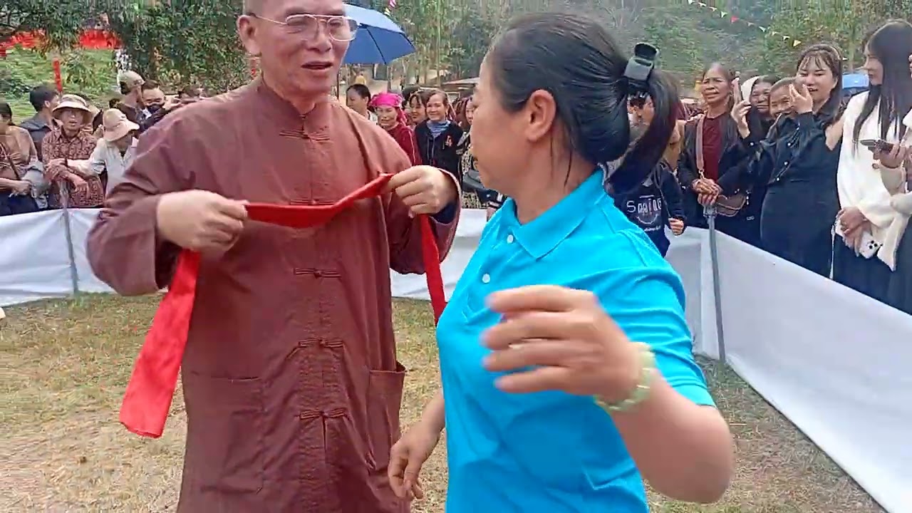 TRÒ CHƠI :  Bịt mắt bắt vịt .  Dịp LỄ HỘI CHÙA LINH SƠN.  Thành phố Thái Nguyên.