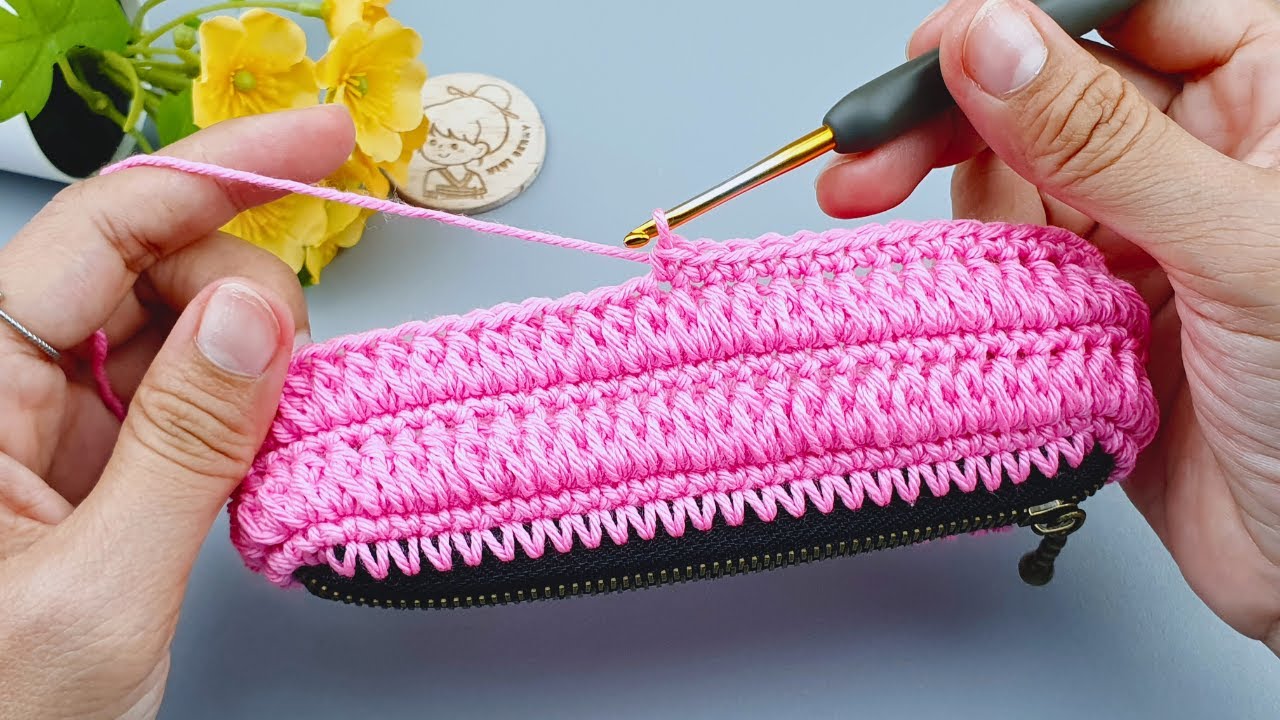 Crochet Zipper Purse with Easy Stitches | ViVi Berry DIY