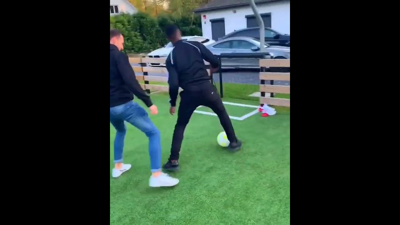 Cospiel affronte Paul-Jos&eacute; Mpoku au foot