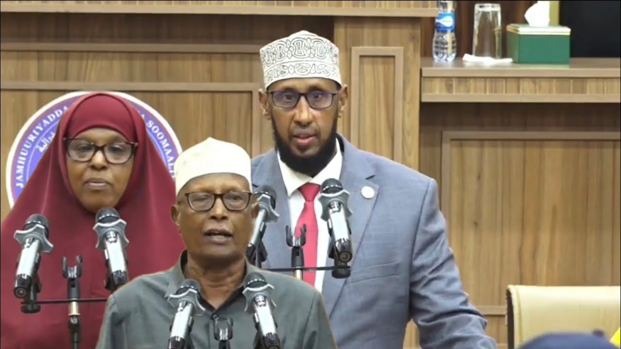 TOOS: Buuqa Baarlamaanka Aqalka Sare oo la kala saftay Mucaaradka & Dowlada Xasan..