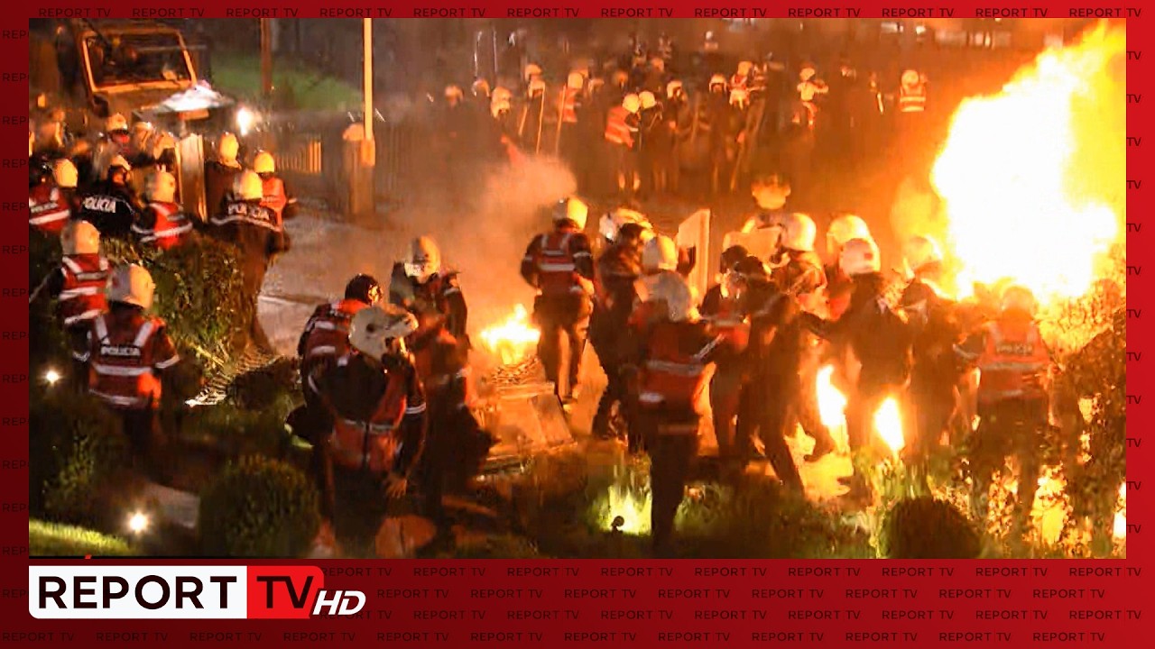 Policët marrin flakë! I njëjti skenar/ Protestuesit sulmojnë efektivët, dhunë dhe molotovë!