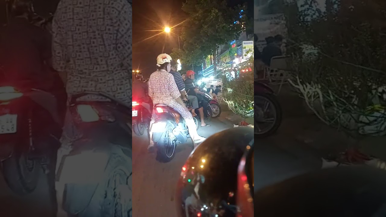  đường phố  phan thiết ,ngừơi bán hoa bà khách mua hoa nhộn nhịp ,  ngày 27 tết 2025