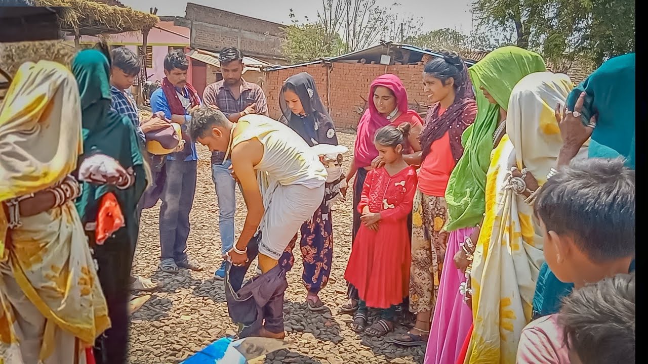 आदिवासी लाड़ी का विडीओ लाड़े को नहलाती हुई झाबुआ  #adiwasi #jhabuakadiwana