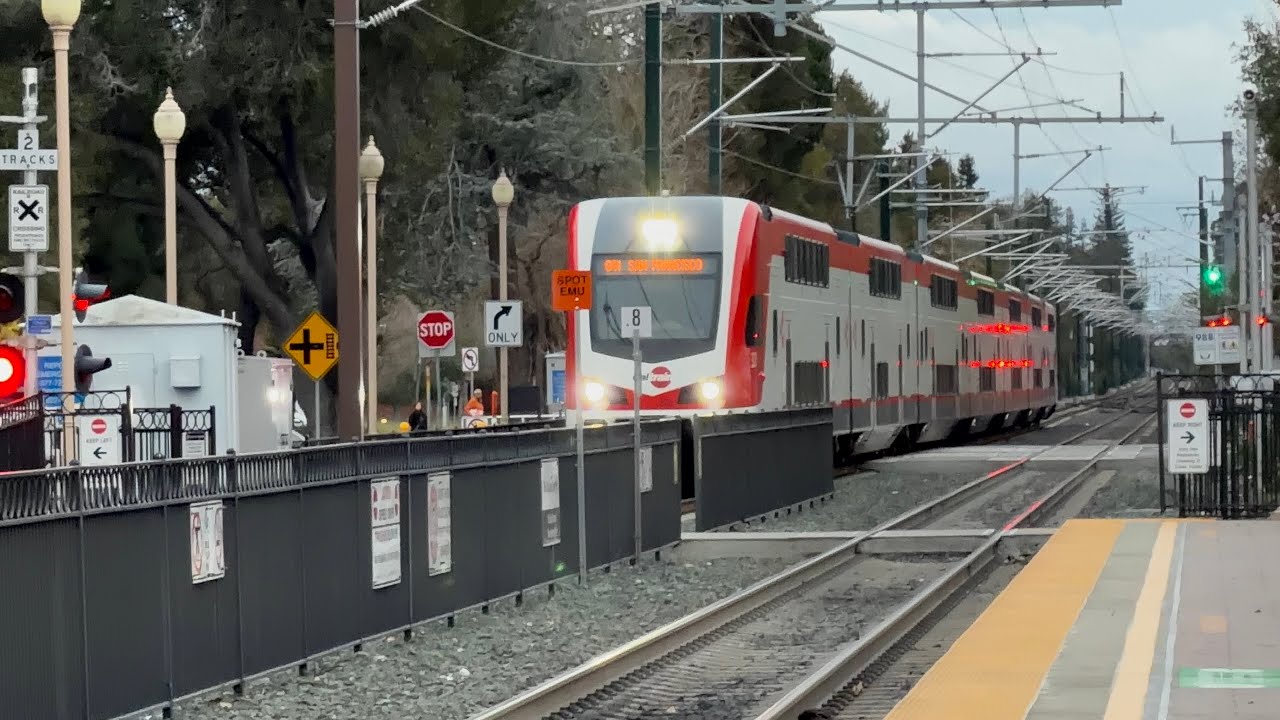 Наблюдение за поездами на станции Caltrain в городе Менло-Парк, штат Калифорния, вечером в День с...