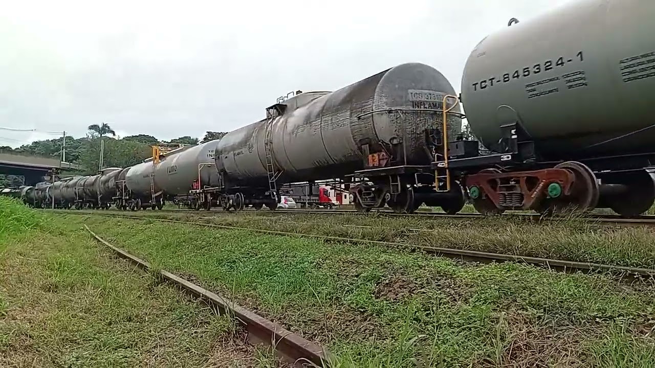Tanqueiro carregado sentido ZLI com 3 locomotivas 1líder AC44I 1comandada 1cauda ES44ACI 