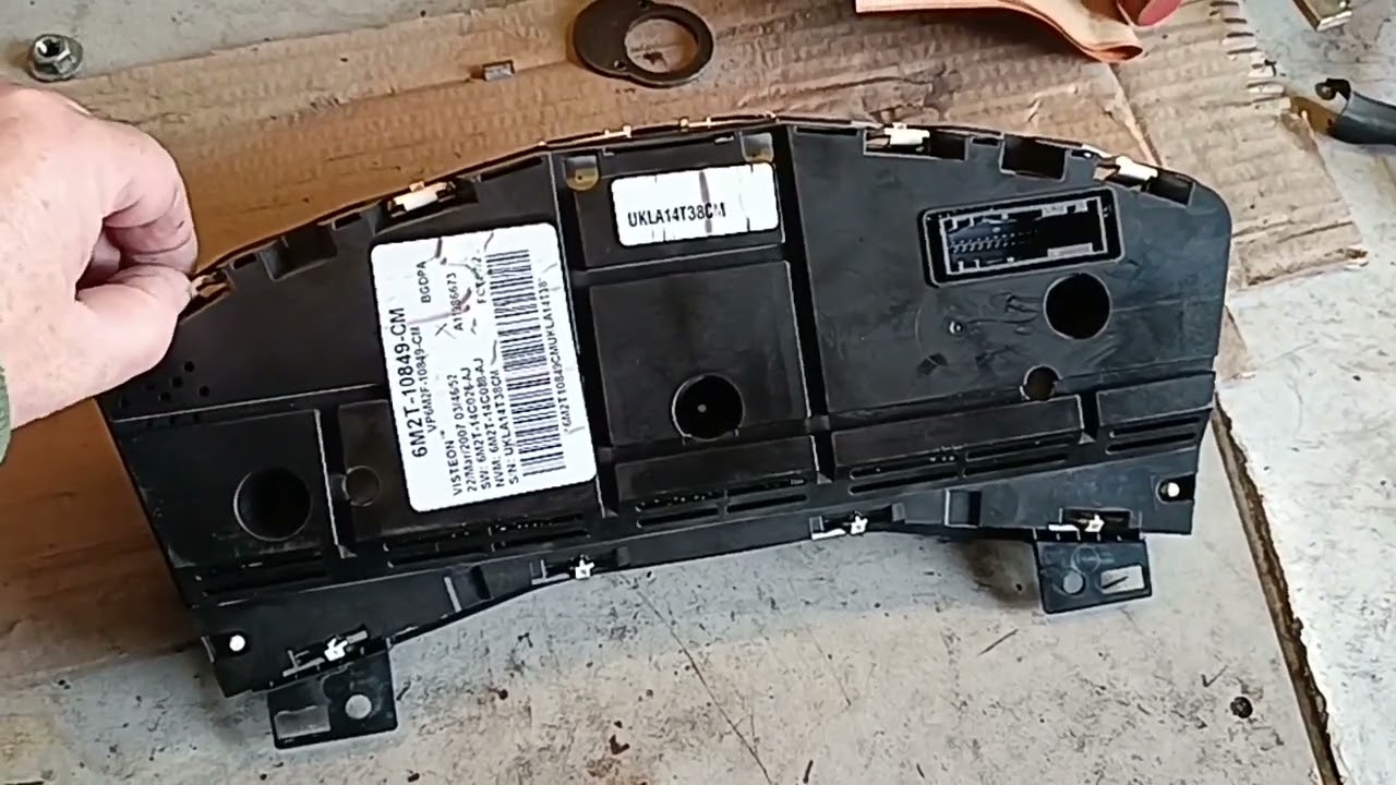 Tacho spinnt - Bordcomputer Radio Reparatur Ford S-Max (Baujahr 2006) auch bei Mondeo und Focus