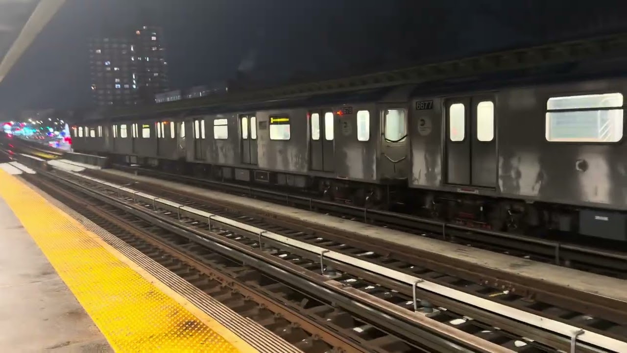 Wakefield bound 2 train at Pelham Parkway