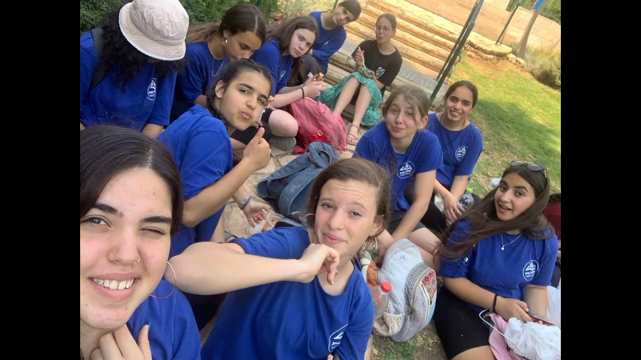 צביה הר חברון אומרת תודה למנהלת מרים
