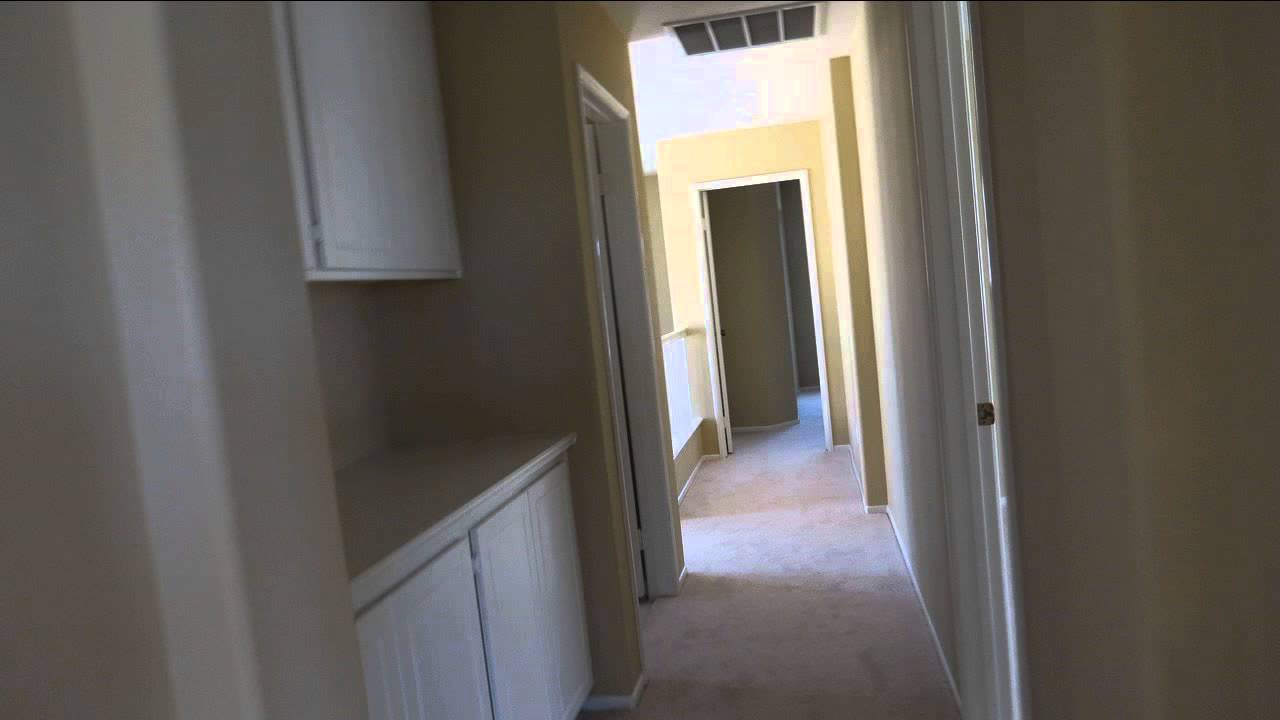 Oxnard Foreclosure Homes, 3 Bedroom 2.5 Bath in a Newer Residential Neighborhood.