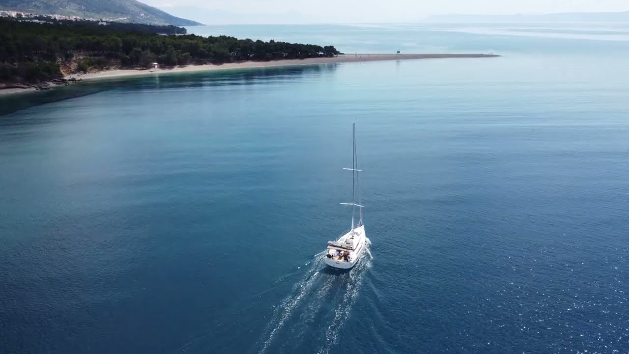 Slijedimo jedrilicu u rano jutro prema najljepsoj plazi na Jadranu  .