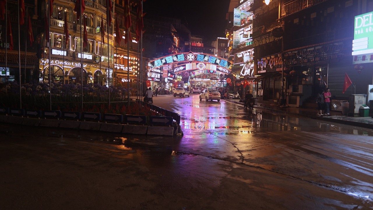 Sa Pa, Vietnam at night - 4K Walking Tour