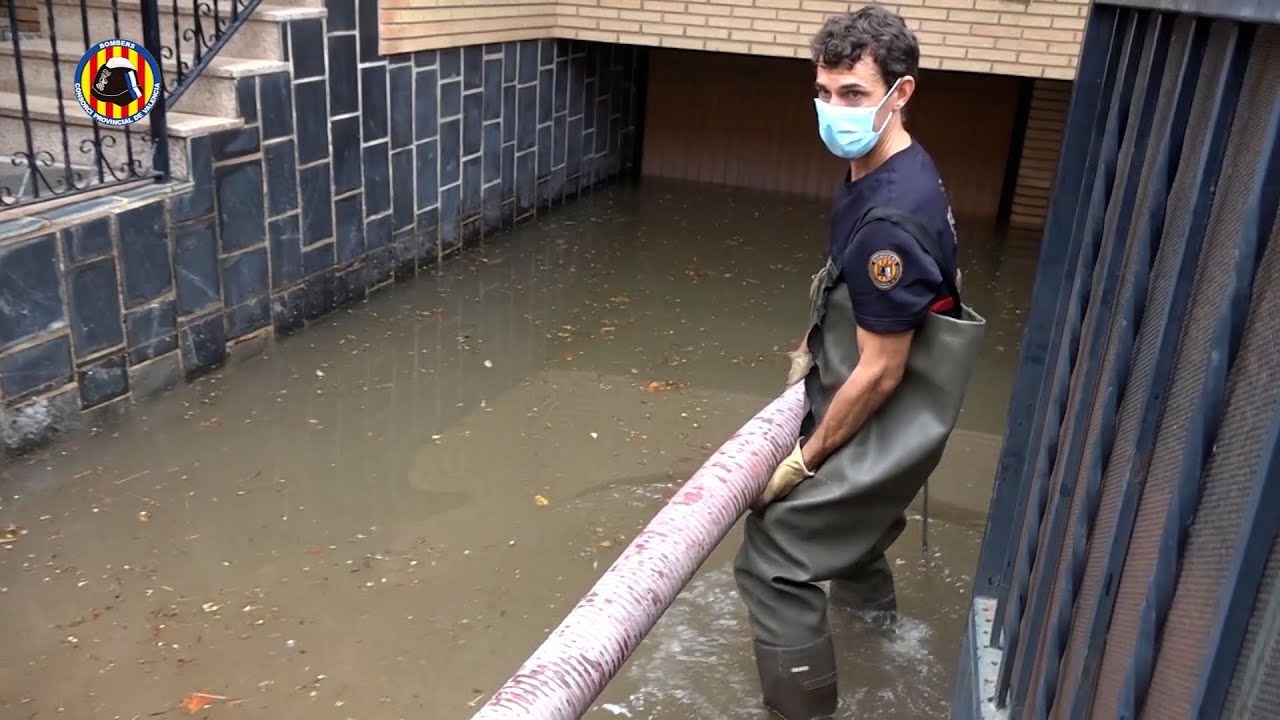 Intervención de bomberos tras fuertes lluvias en el Puerto de Sagunto
