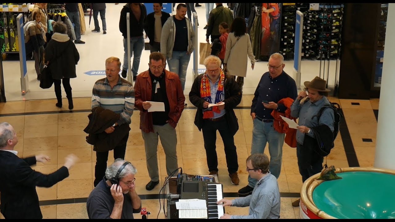 Flashmob in der Postgalerie Karlsruhe - der Chor des Badischen Staatstheater singt das Badnerlied