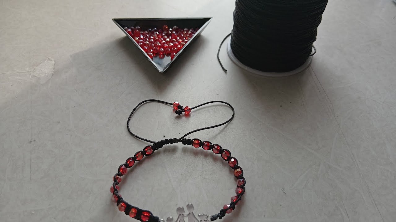 Como hacer una pulsera con dije de familia 
