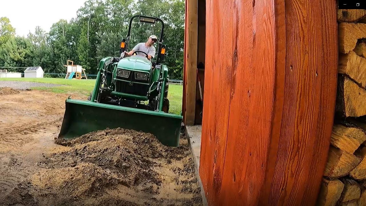 Prepping and spreading gravel with the John Deere 3032E