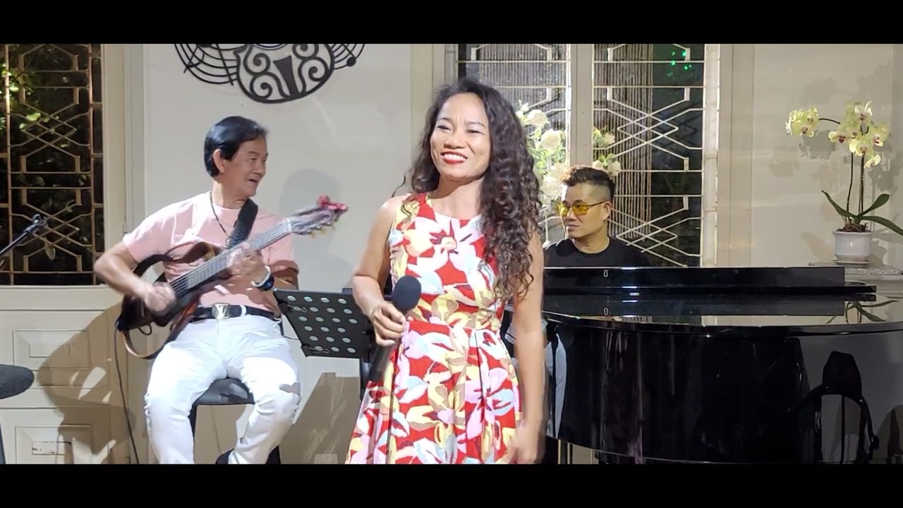 ca sỹ Thái Hòa đến hát cùng anh Trung Nghĩa guitarist và Công Lập pianist