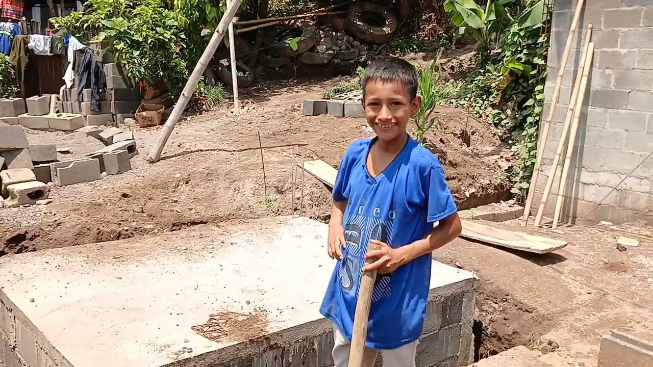 Lucila muy feliz trabajando junto con su hijo nestor vean