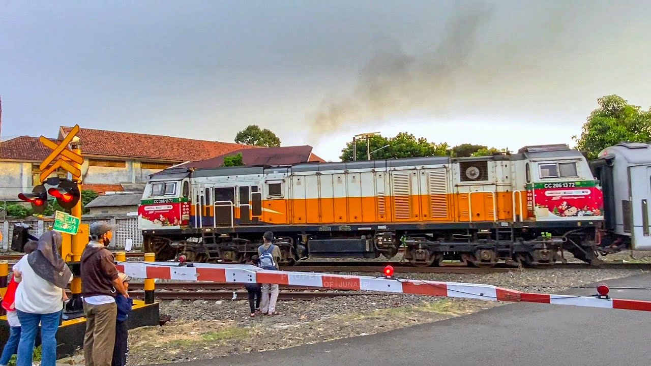 RAILROAD CROSSING INDONESIA!! 3 Perlintasan KA Bogor - Sukabumi dan 4 Palang Perlintasan Random