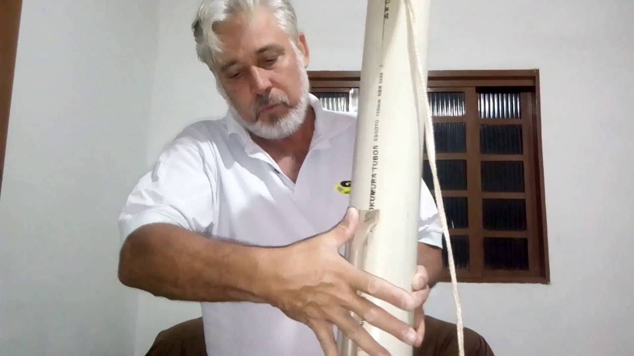 Suporte para carregar vara de pesca com cano de pvc.
